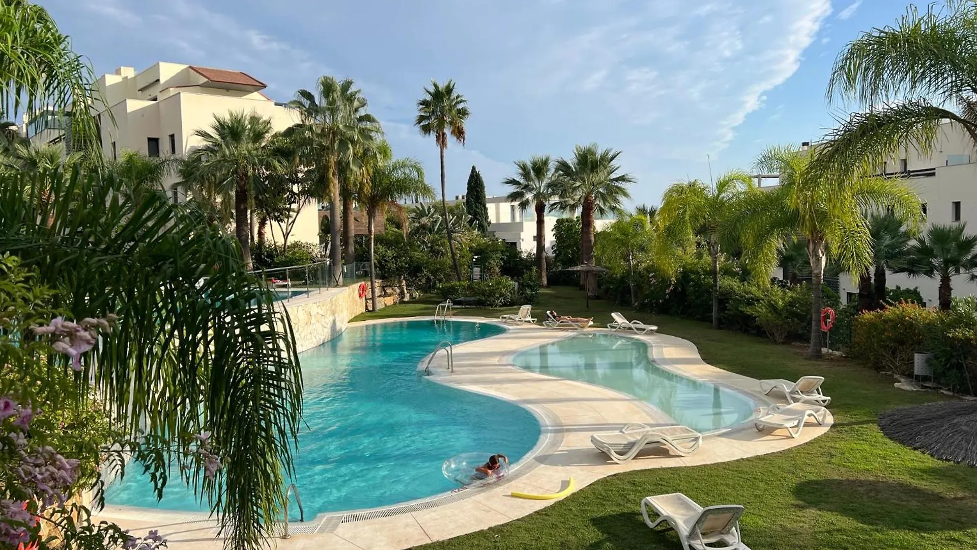 Luxury Two Bedroom Apartment in Los Flamingos, Hoyo 19, Marbella Estepona 0*,  España